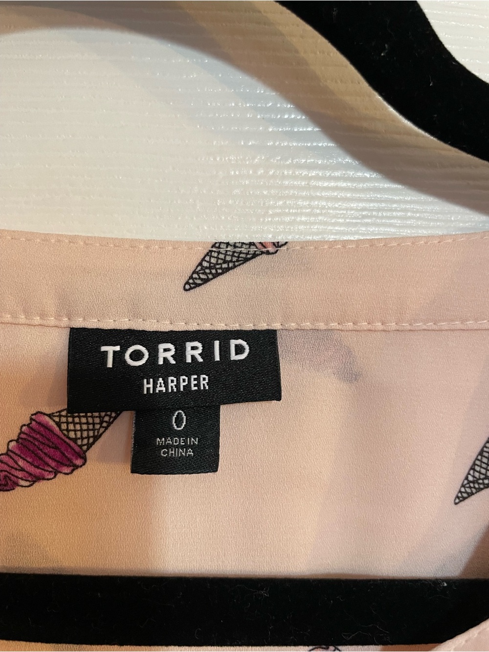 torrid Blush Pink V-Neck Printed Blouse - Picture 2 of 2